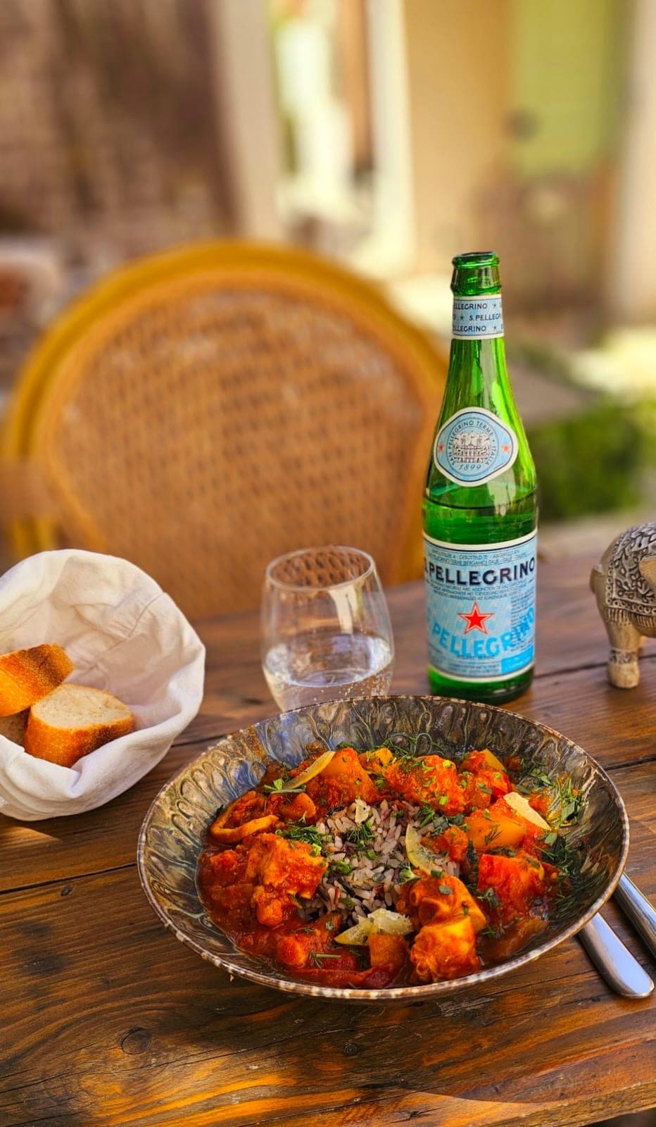 Plat mijoté aux épices, servi en terrasse