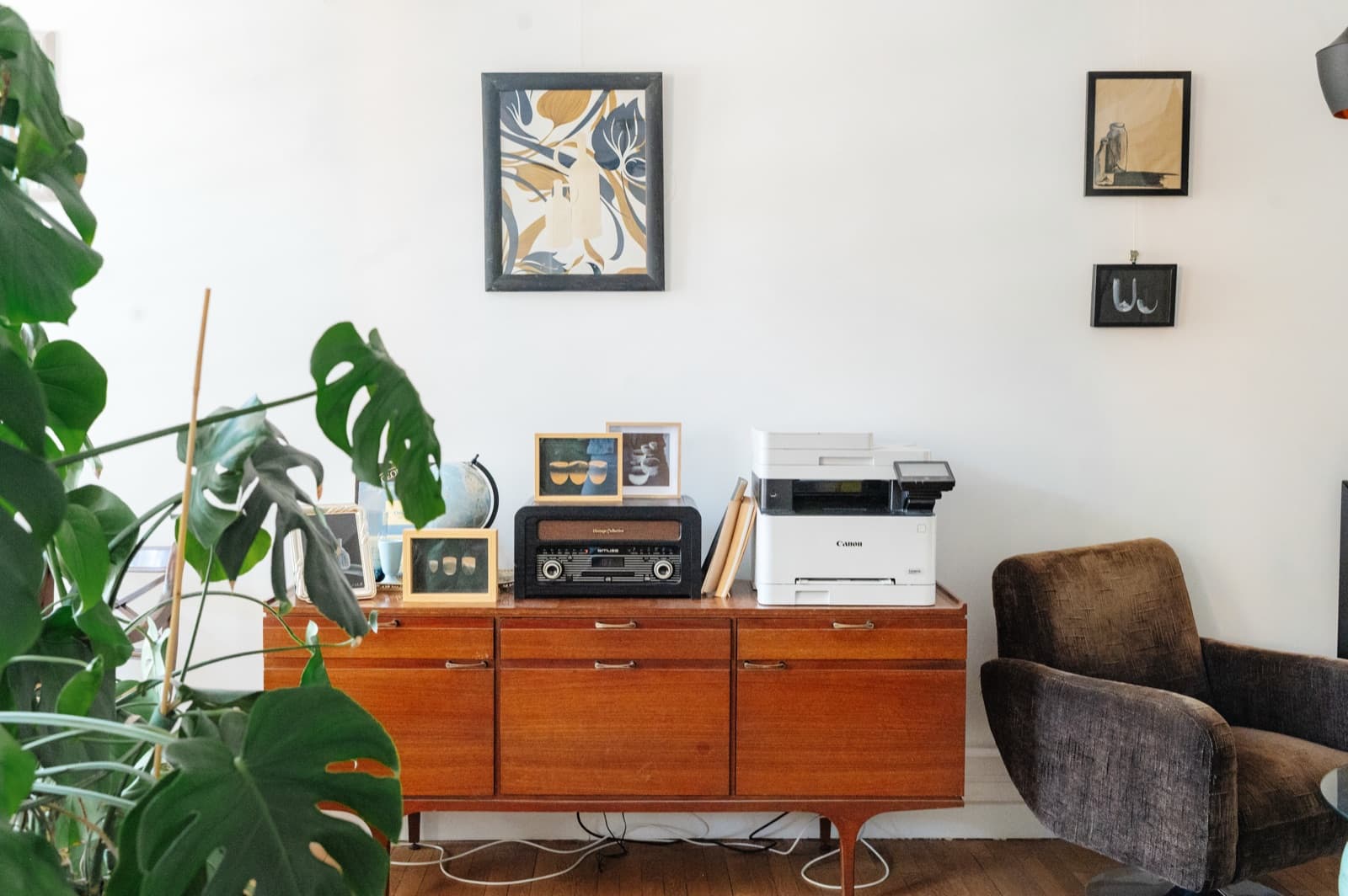 L'espace coworking : enfilade vintage et fauteuils, prêt à travailler