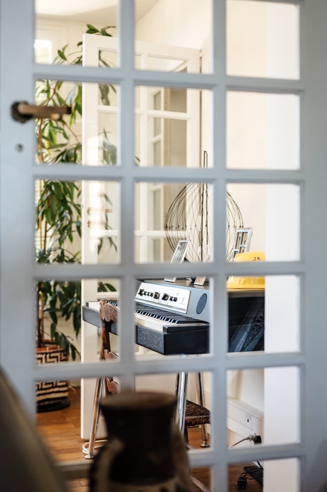 Le piano derrière la porte vitrée, pour prolonger la soirée