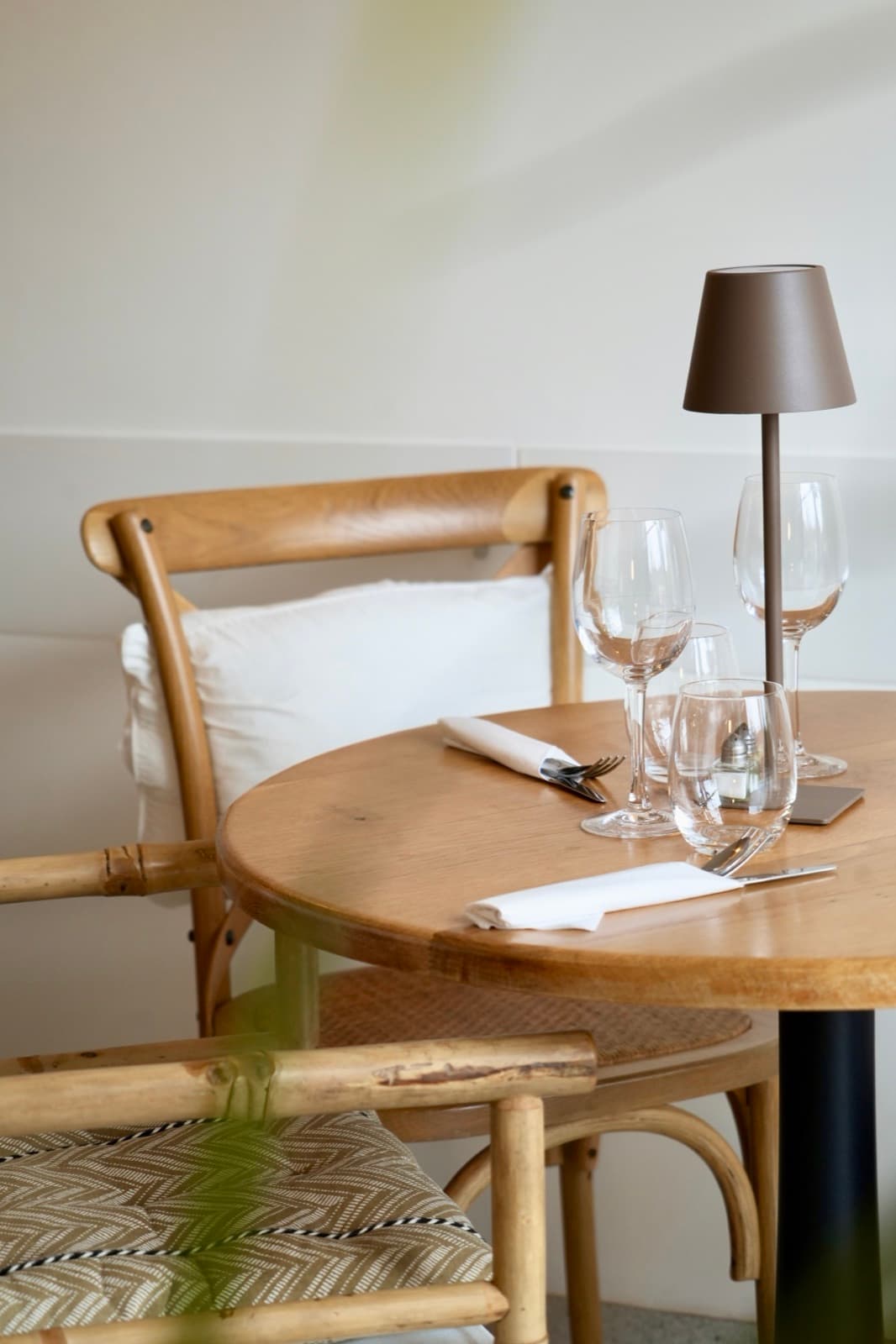 Table dressée dans la salle intérieure du restaurant