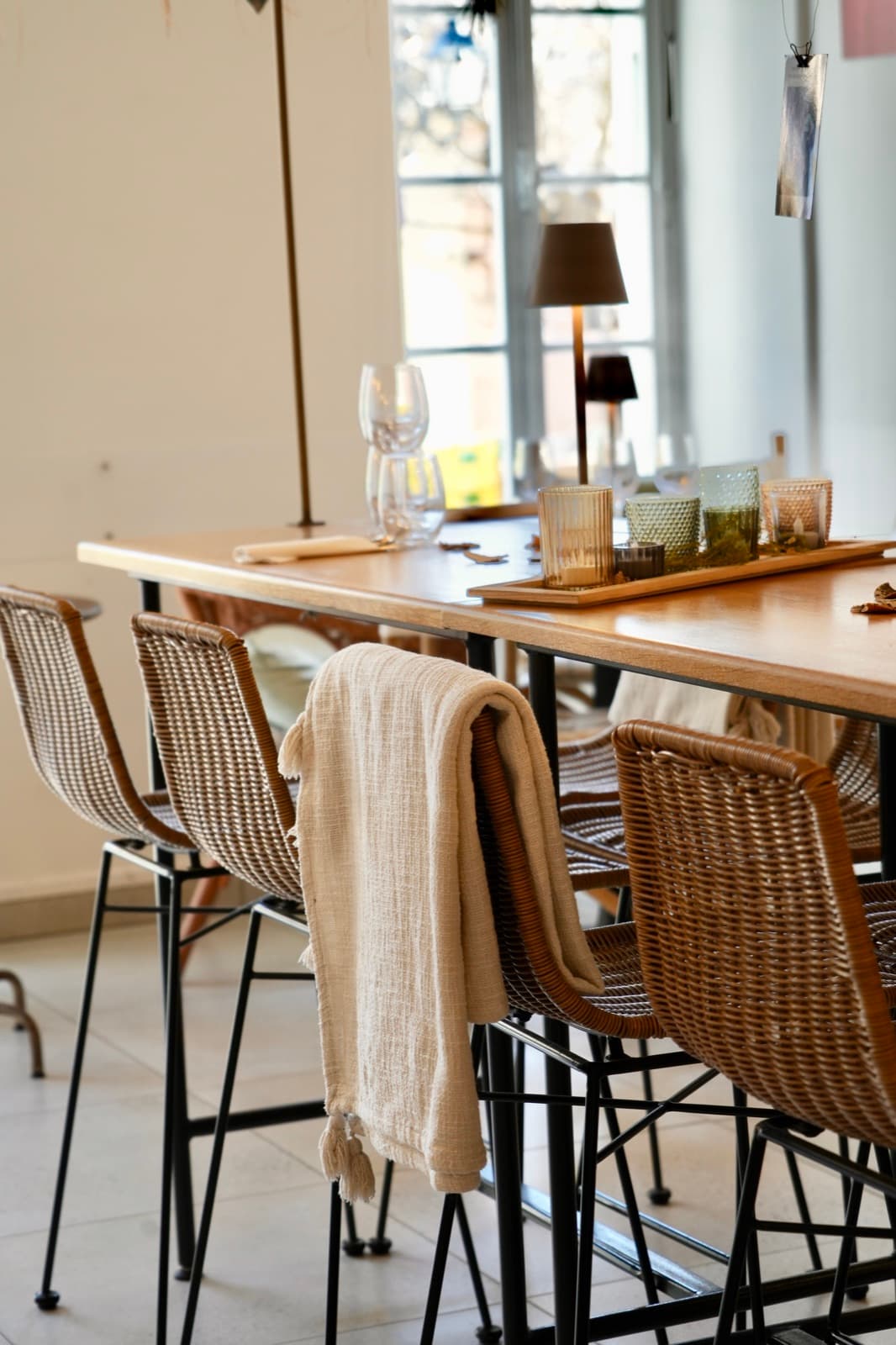 La grande table commune et ses chaises hautes en rotin, pour vos réunions