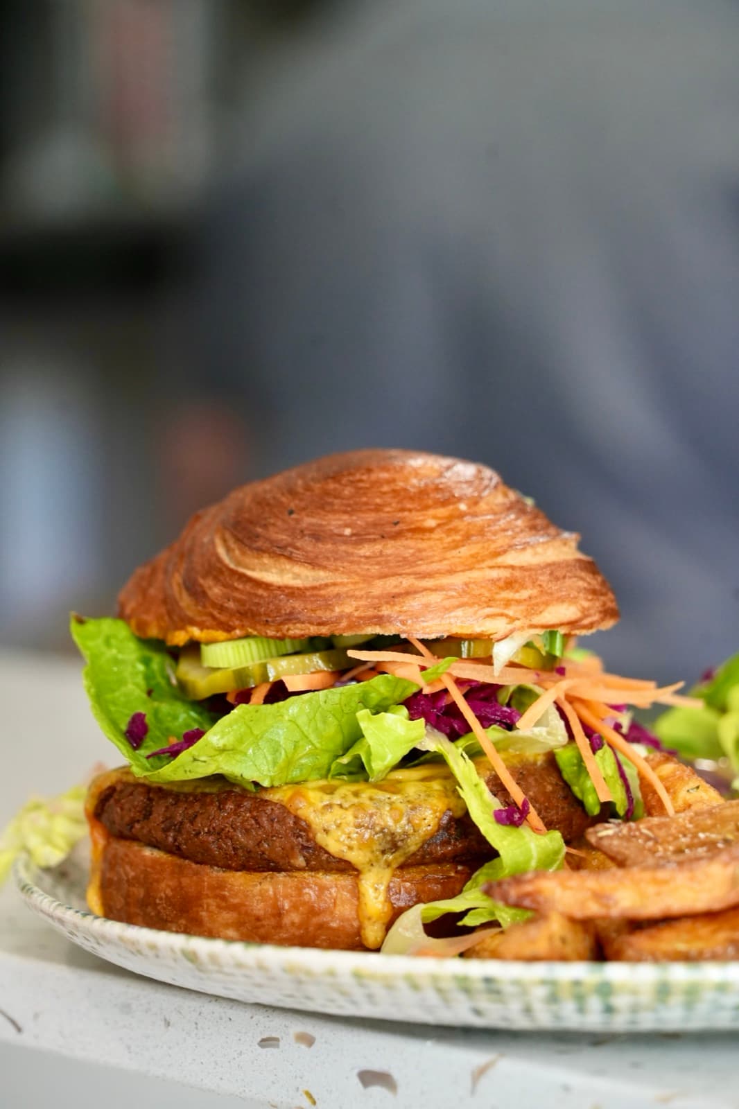 Le burger gourmet au pain feuilleté et ses frites maison
